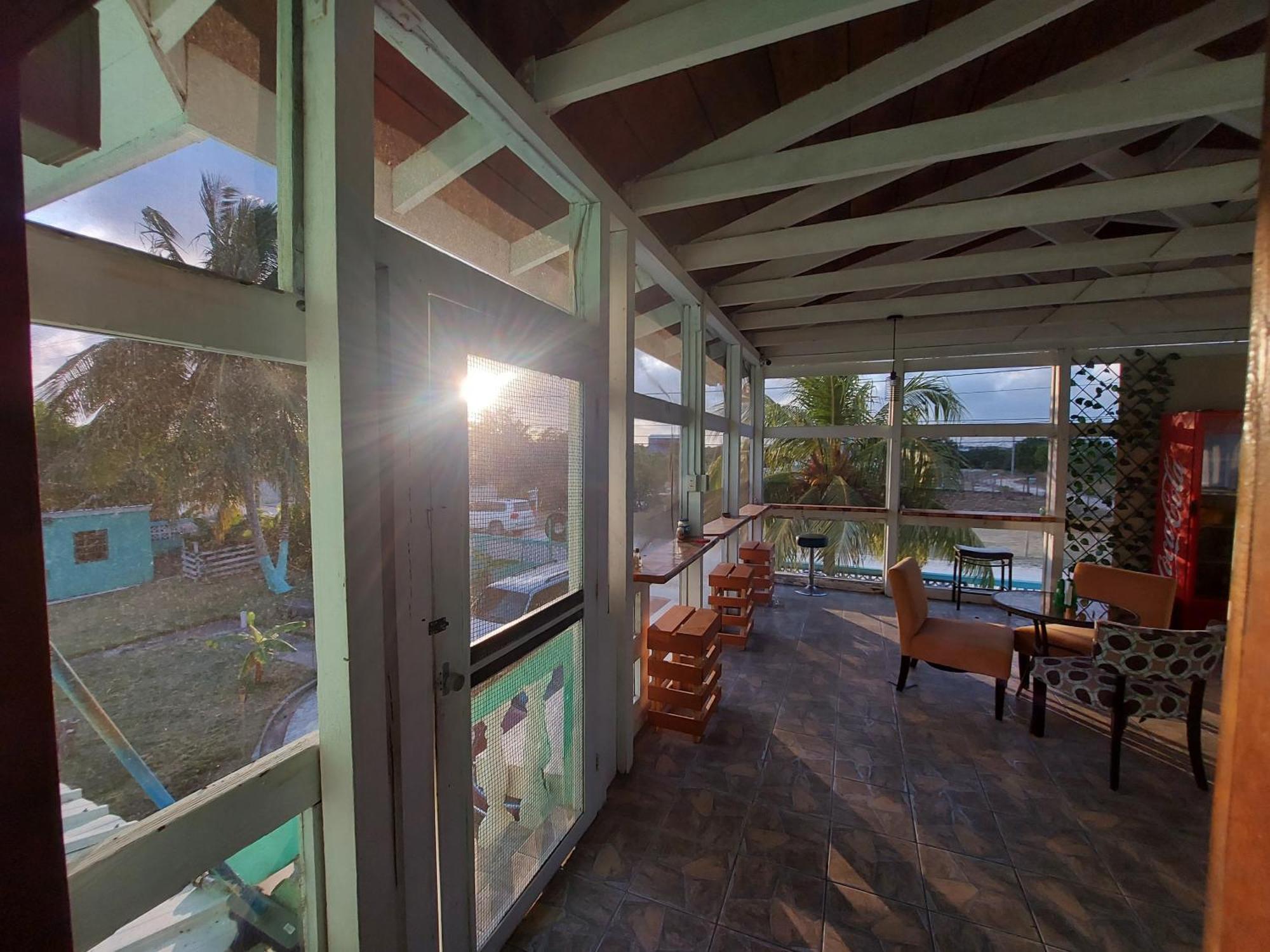 Bamboleo Inn Ladyville Dış mekan fotoğraf